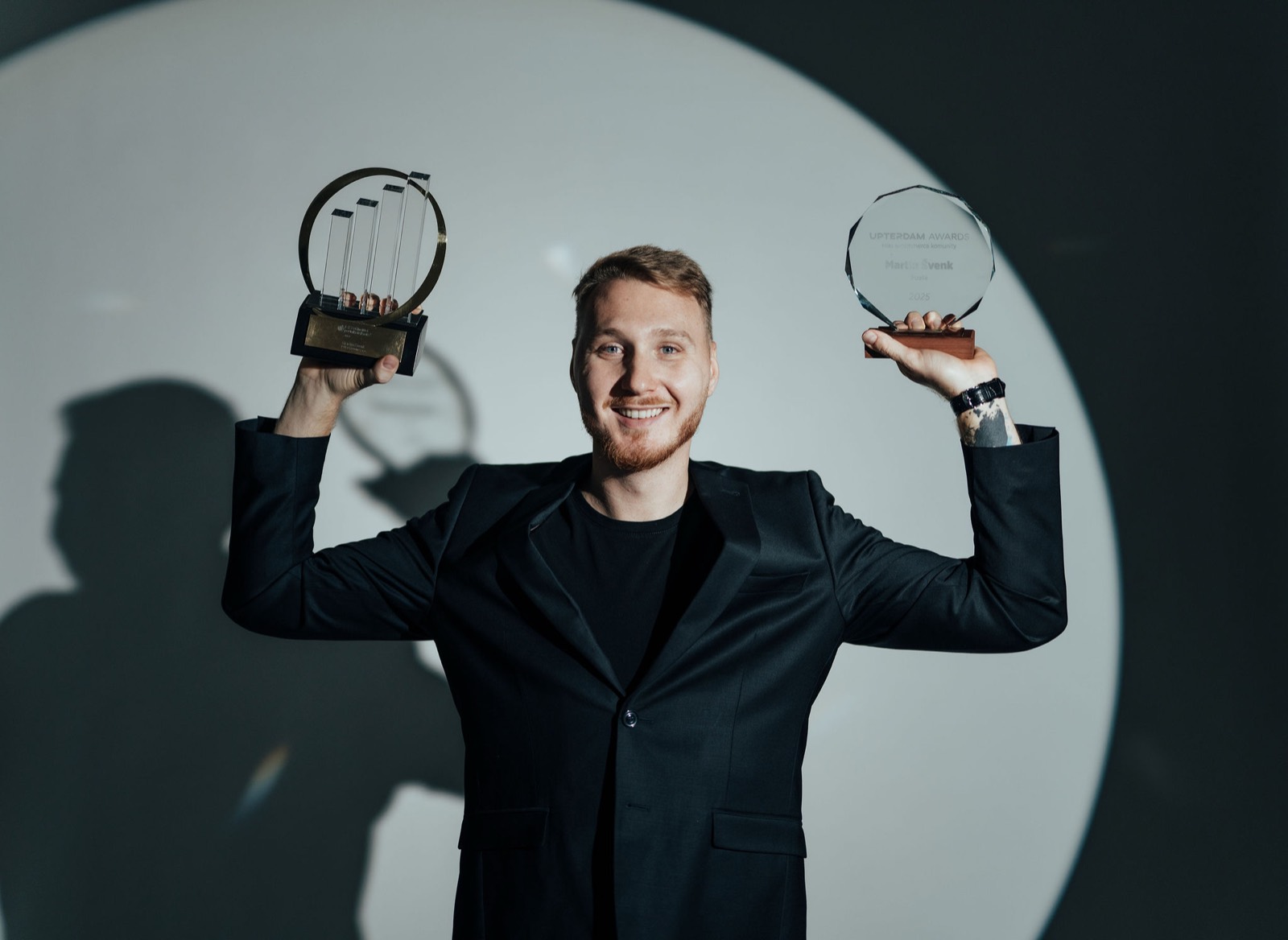 Martin Švenk drží ocenenia EY a Upterdam Awards