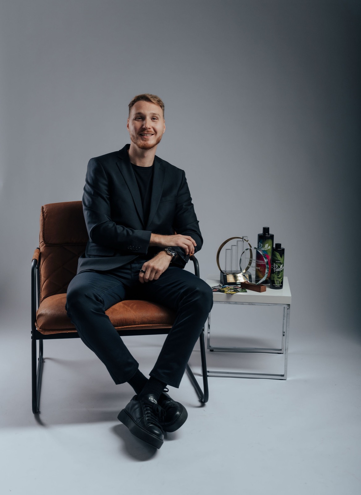 Martin Švenk s produktmi a oceneniami značky PUELLA